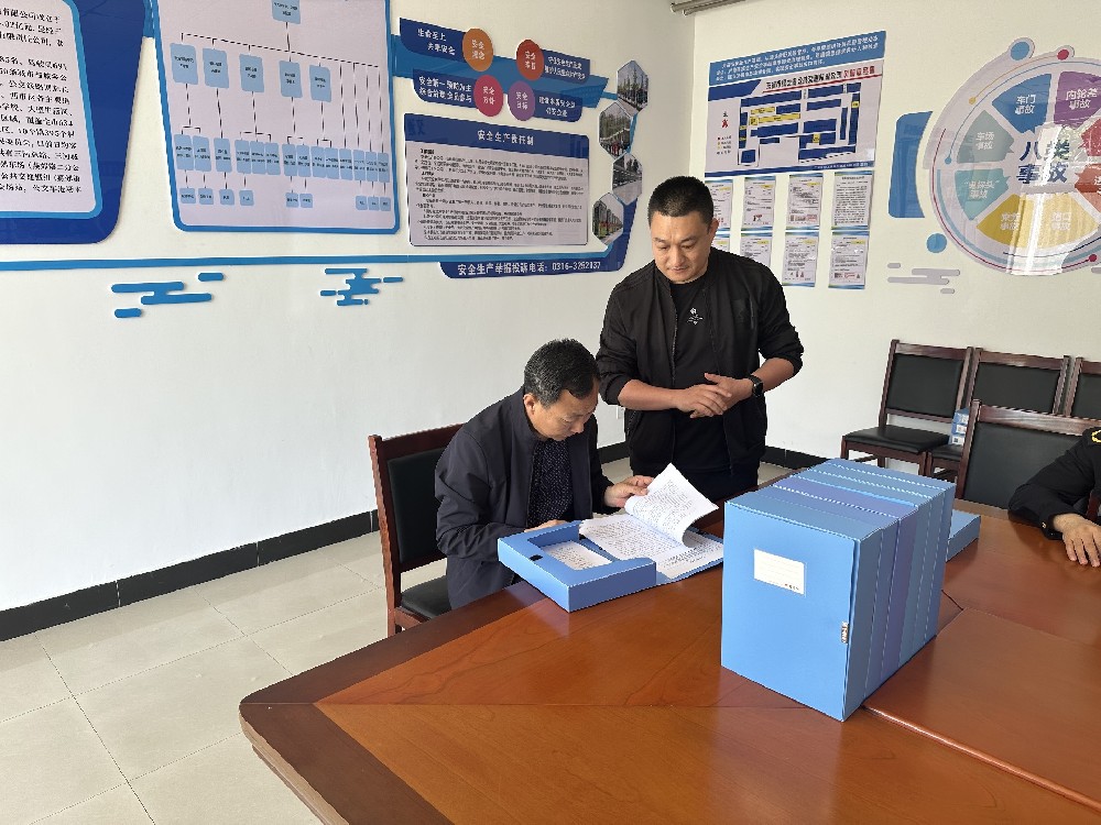 5月1日，市政协副主席、交通运输局党组书记、局长刘鸿宇带领相关部门负责同志督导检查绿之源公交公司安全生产工作